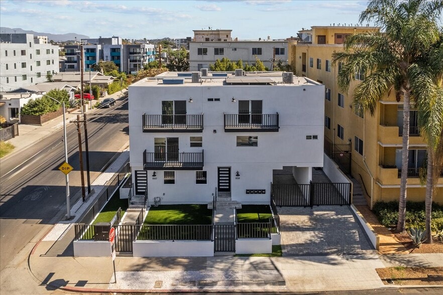 Building Photo - 860 N Hudson Ave