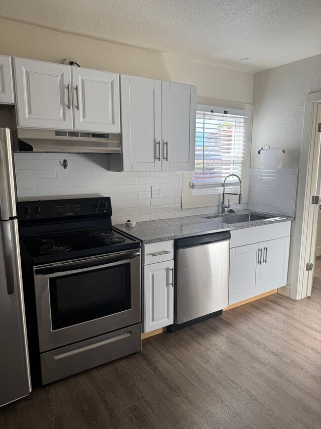 Building Photo - TRI PLEX in midtown..1 bedroom 1 bath with...