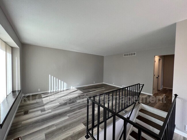 Building Photo - 3805 Maquoketa Dr