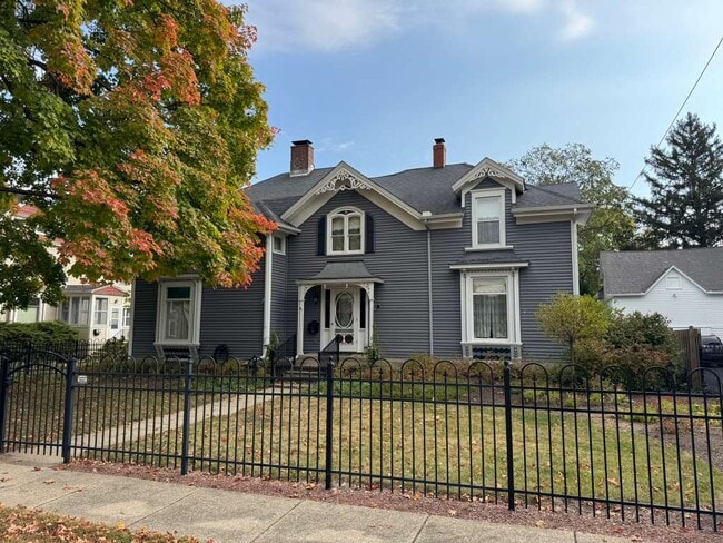 Building Photo - 1004 Pearl St