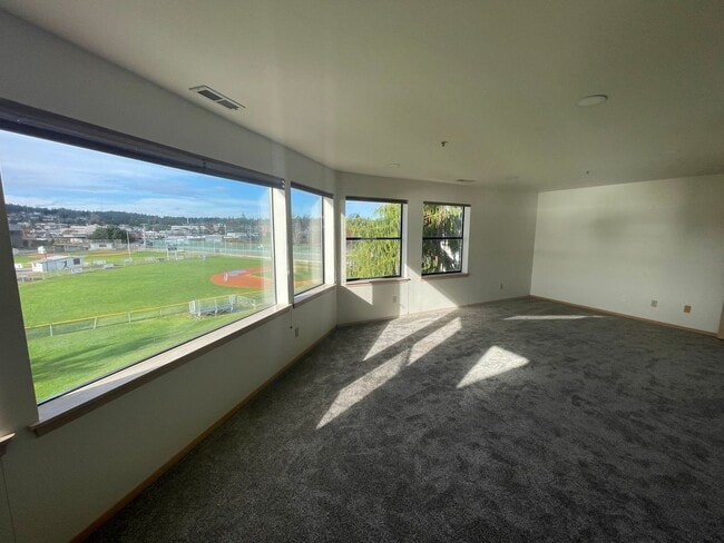 Building Photo - Absolutely stunning View! 2 bed condo downtown on the water!