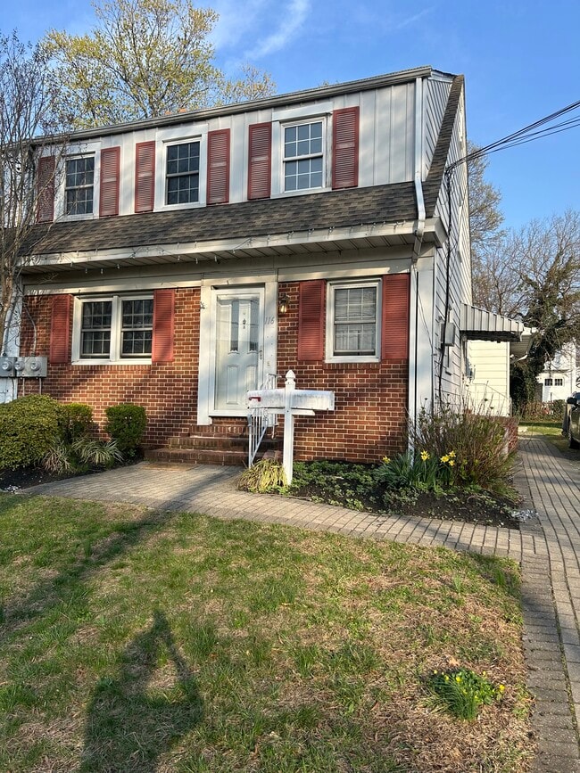 Building Photo - 116 E Coulter Ave