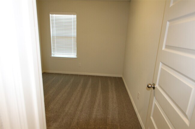Building Photo - 27802 Western Crk Ct