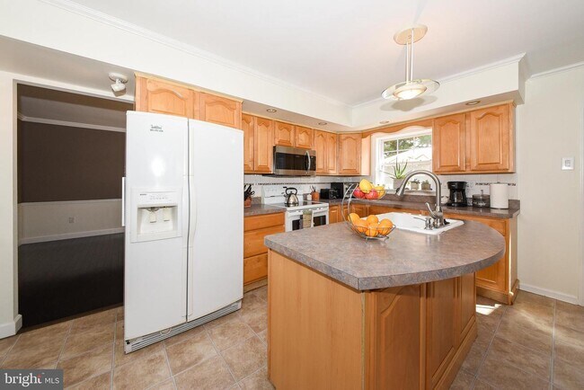 Building Photo - 127 Lark Dr