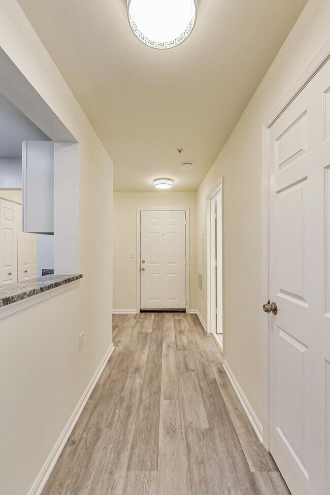 Building Photo - Beautiful - Ground Floor 3/2 condo in Rockville