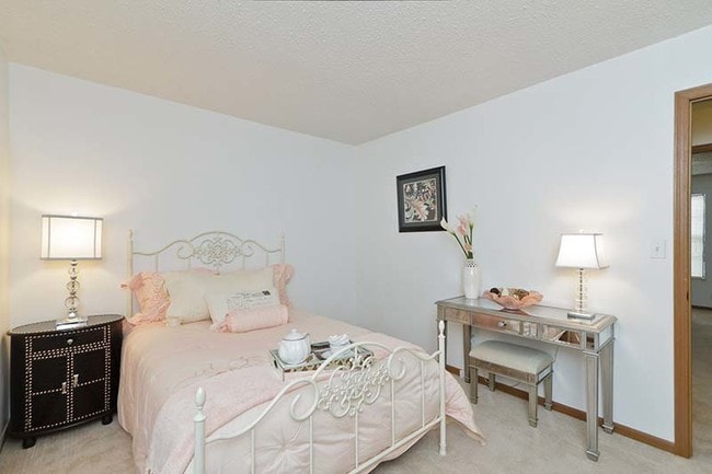 Building Photo - 2039 Essex Dr