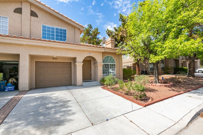 Building Photo - Freshly painted townhouse in Henderson wit...