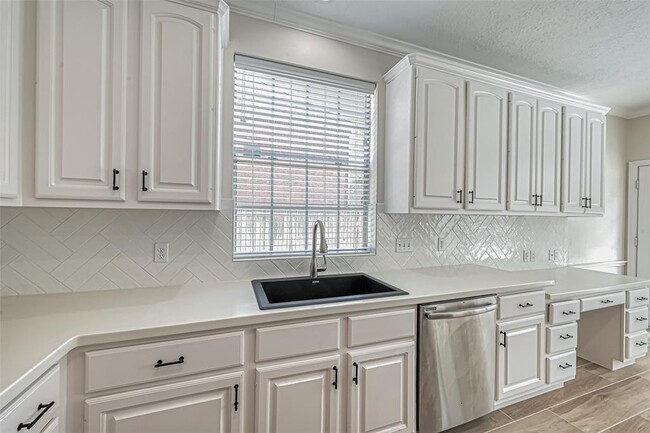 Building Photo - 18 Turtle Creek Manor