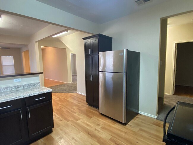 Building Photo - 3 BEDROOM, NEAR SCOTT AND WHITE