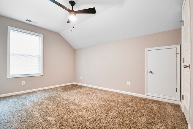 Building Photo - Pet Friendly Three Bedroom!