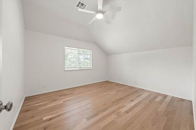 Building Photo - 124 N Crosstimber Trail