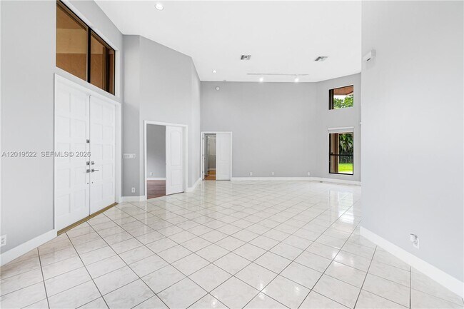 Building Photo - 1256 Manor Dr S
