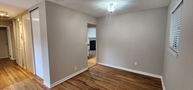 Building Photo - Check This One OUT!! To View is to Rent! 3 Bedroom, 1 Bath. Hardwood Floors, Fireplace, Tile and ...