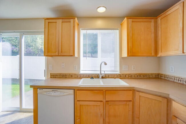 Building Photo - THREE BEDROOM WITH FENCED YARD