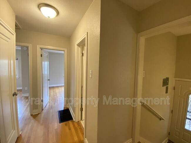 Building Photo - 1410 N Glencoe St