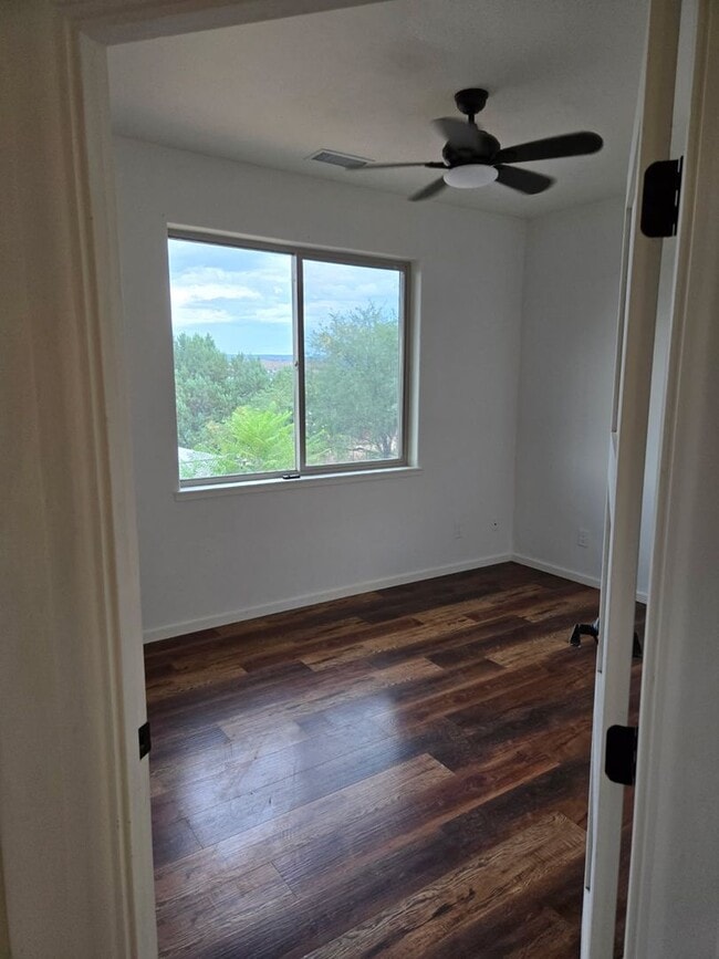 Building Photo - 2 Bed 1 Bath In Rimrock Contact Property P...