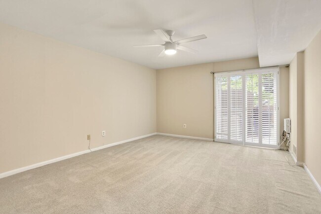 Building Photo - 2 Bed 2 Bath - Bethesda Condo - Large Outd...