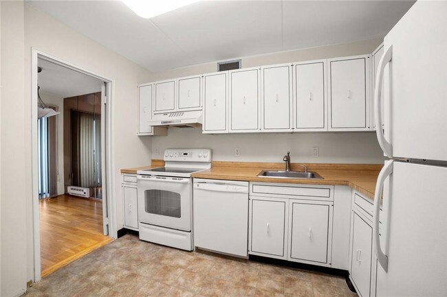 Building Photo - 200 High Point Dr