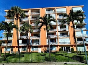 Building Photo - 15 S Golfview Rd