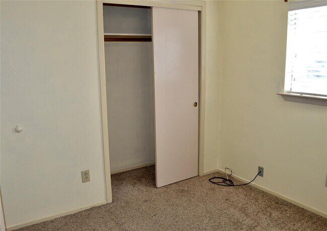 Building Photo - 514 Fair Oak Dr