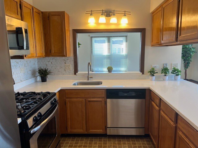 Building Photo - 1796 Vermont Dr