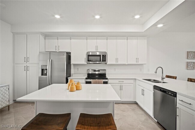 Building Photo - 15285 Grn Acrs Ave