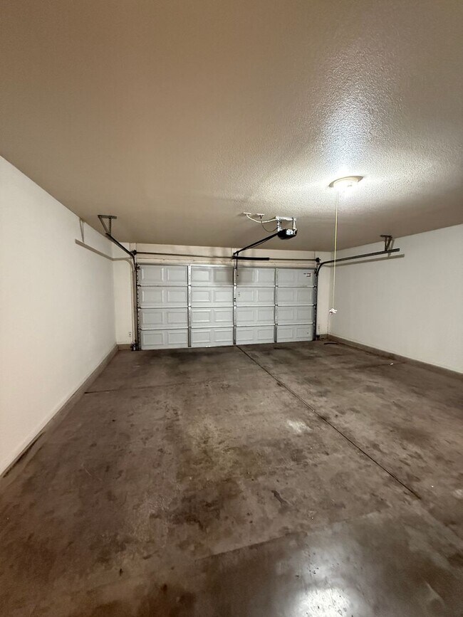 Building Photo - NEW CARPET! 3 Bed / 2 Bath Single Family Home – Spacious, Upgraded & Great Location!