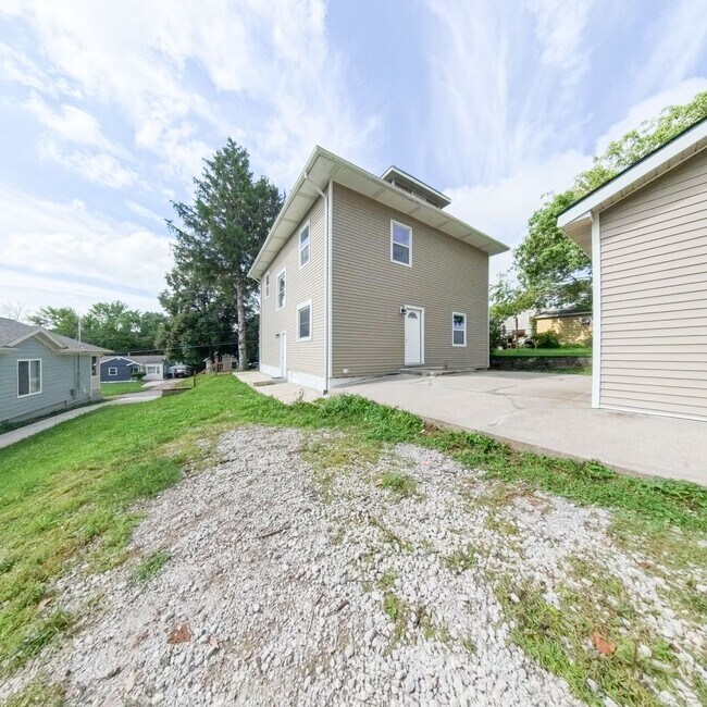 Building Photo - Updated 6 bedroom 2 bathroom home