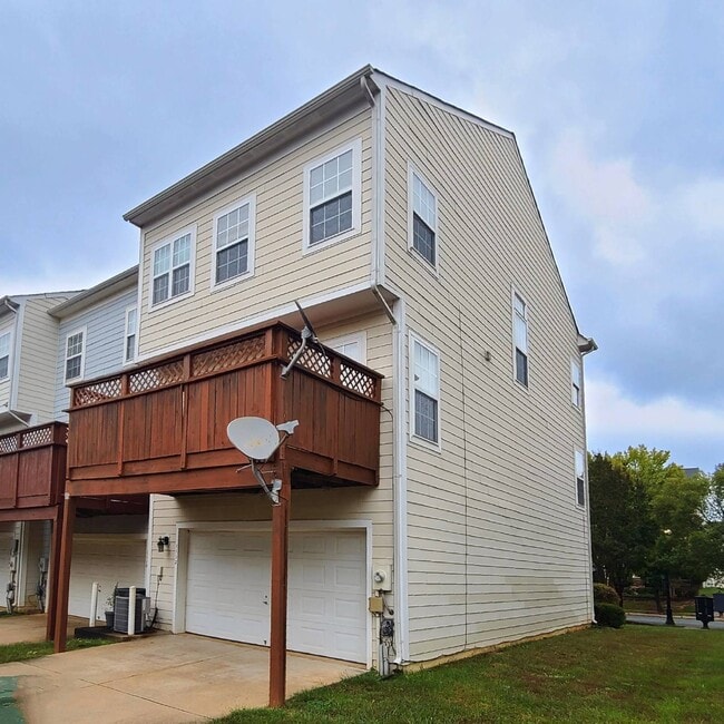 Building Photo - 4 BR Townhouse in Idlewild