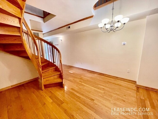 Building Photo - 936 4th St NE