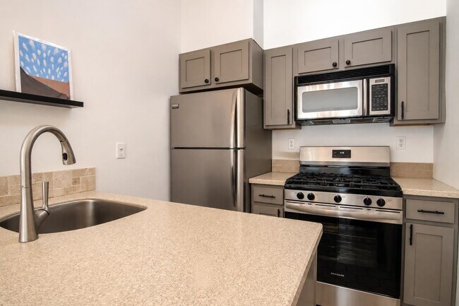 Building Photo - 208 Willow Ave