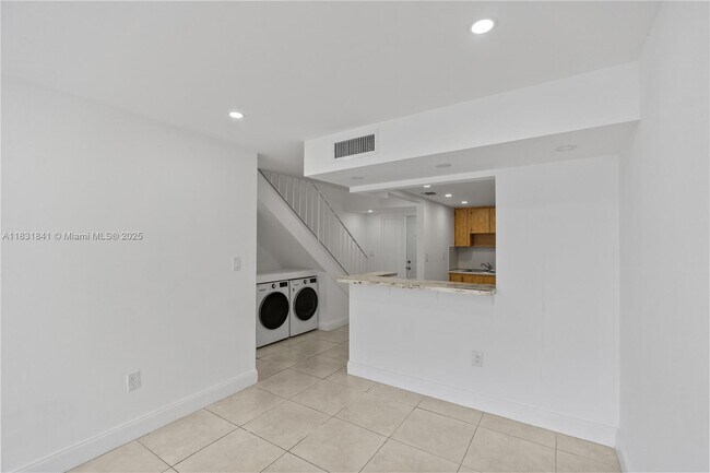 Building Photo - 9373 Fontainebleau Blvd