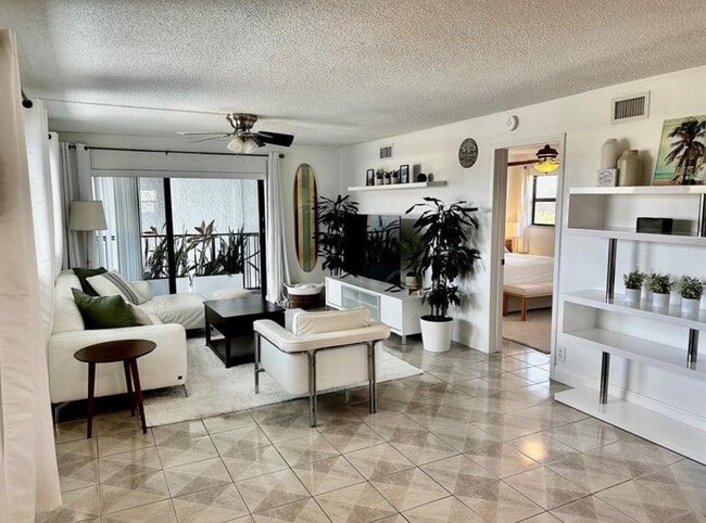 Building Photo - 1975 SE 3rd St