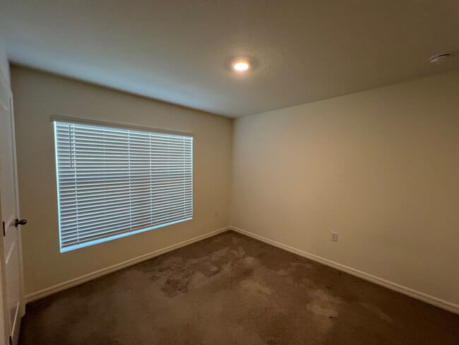 Building Photo - 4 Bedroom, 2 Bathroom Home in the Highly D...