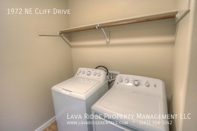 Building Photo - 1972 NE Cliff Dr