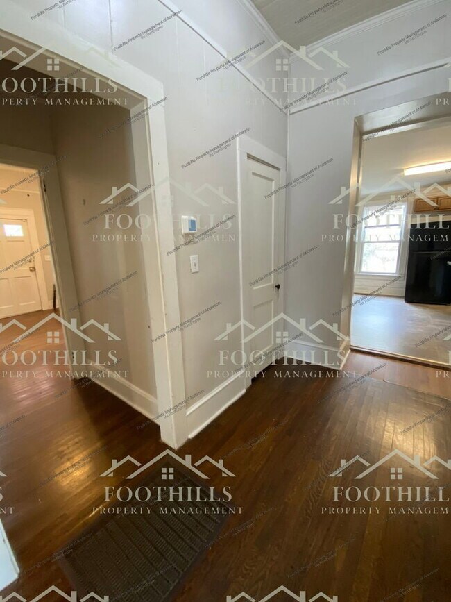 Building Photo - 800 Linley St