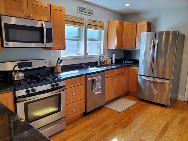 Spacious kitchen with granite countertops and stainless steel appliances - 112 Northridge Dr