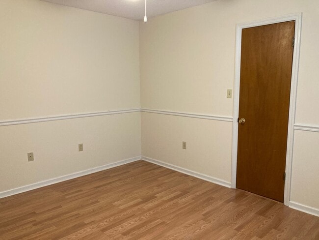 Building Photo - 611 Windcrest Dr