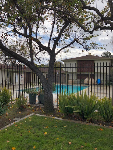 Building Photo - 617 Millich Dr