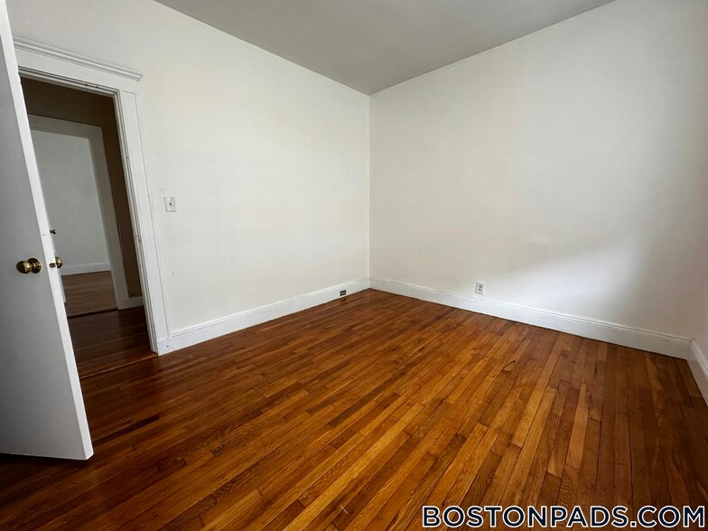 Building Photo - 229 Kelton St