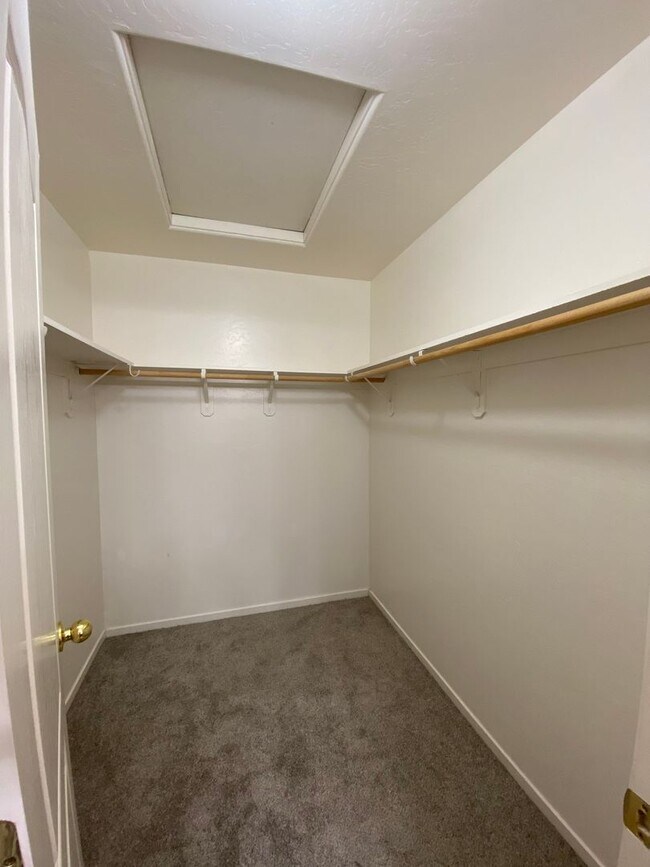 Building Photo - NW Visalia Home coming soon!!