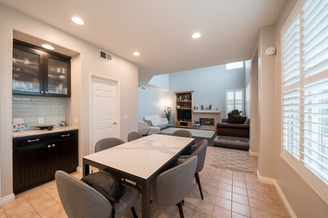 Building Photo - 6655 Hollycrest Ct
