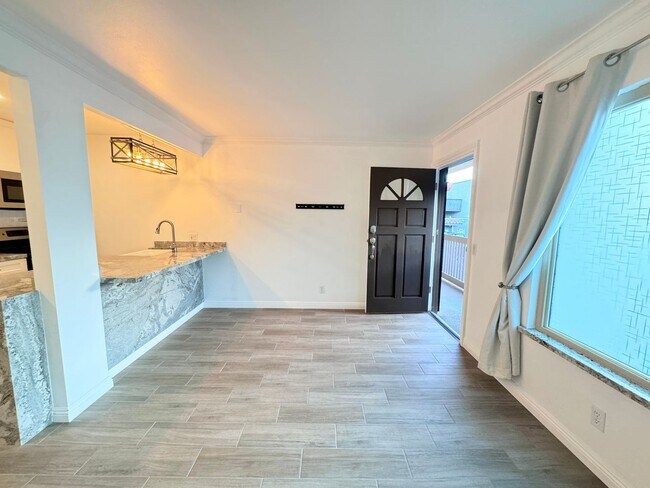 Building Photo - Beautifully Remodeled 1 BD, 1 Mile to beach