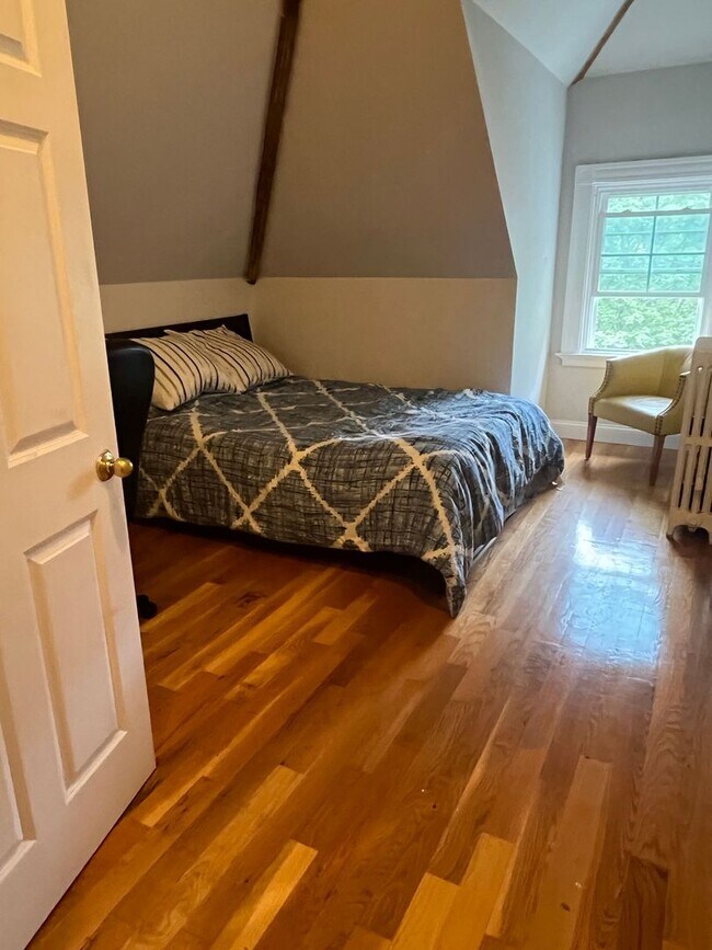 Building Photo - FG Rooms and Short Term Rentals