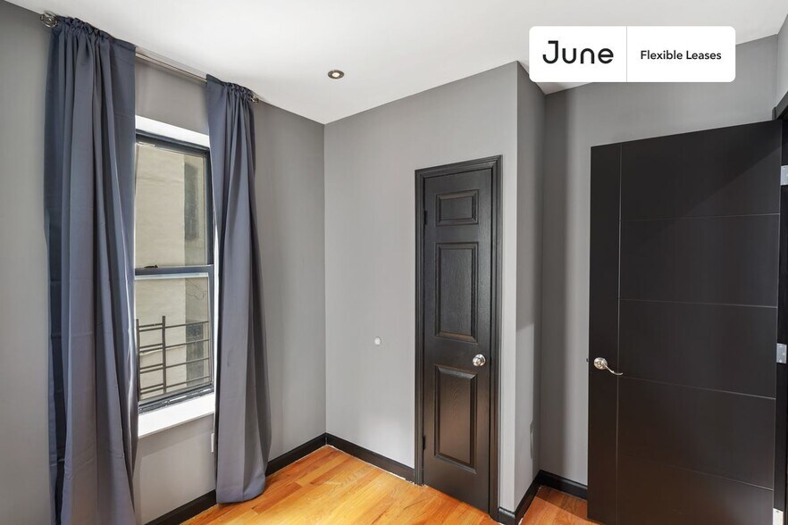 Building Photo - 15 W 107th St