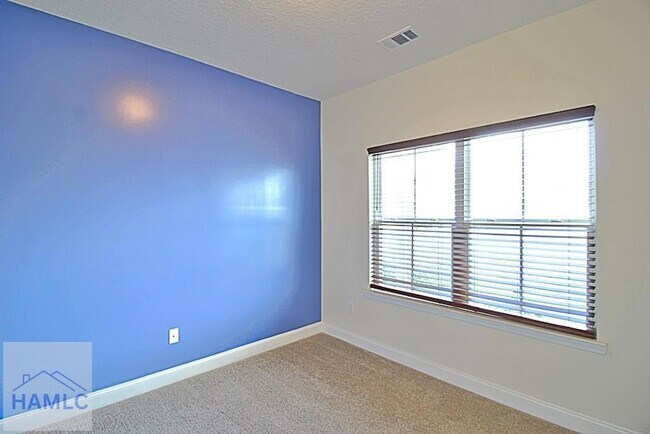 Building Photo - 302 Mcclelland Lp NE