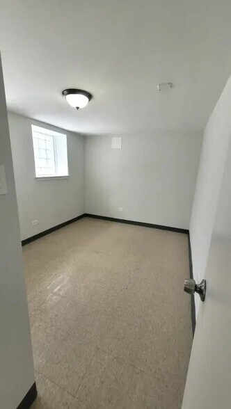 Building Photo - 4038 W Dickens Ave