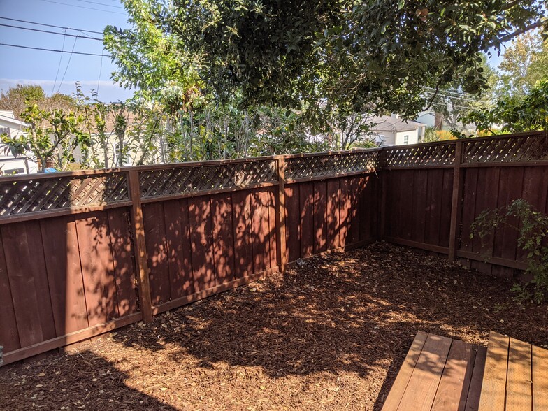 Separate Fenced in Yard - 4007 Bayview Ave