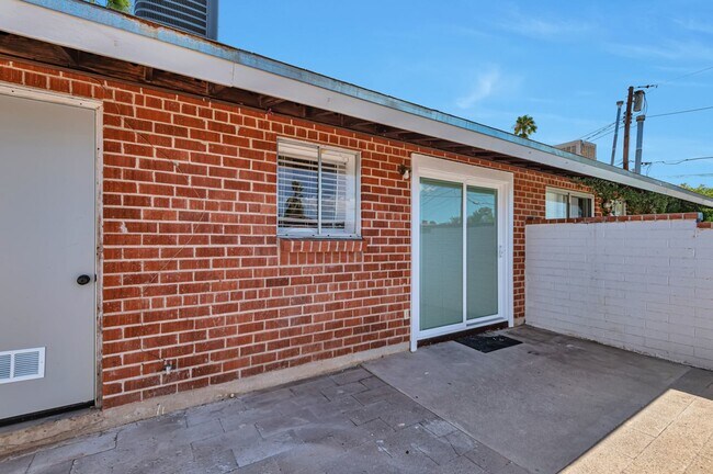 Building Photo - **First Month Free**