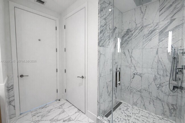 Building Photo - 175 SE 25th Rd